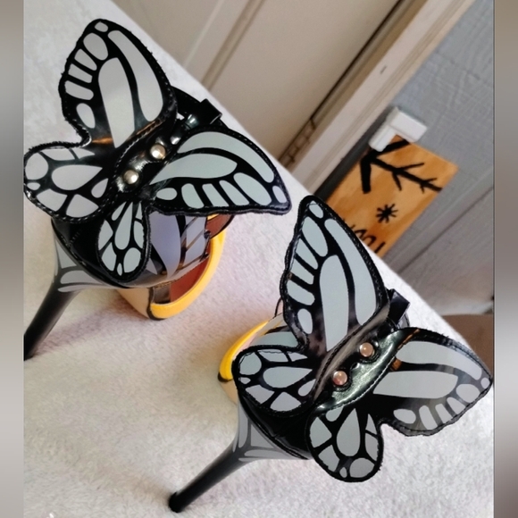 Chic Yellow and Black Butterfly Heels - Picture 7 of 9